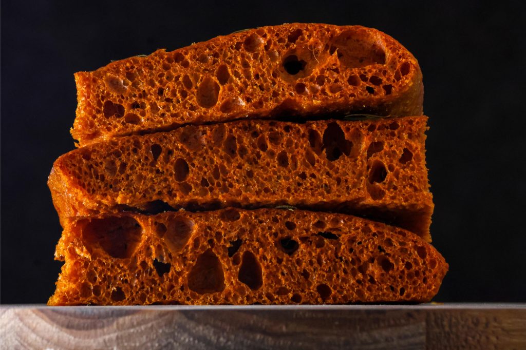 Focaccia de achiote artesanalOrilla de pesto y ricotta artesanal creacion del chef Mariano Codoñer en Terra Nostra Pizzería Gourmet Guatemala