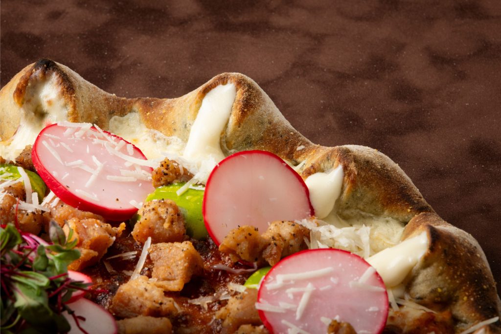 Orilla de queso catupiry creacion del chef Mariano Codoñer en Terra Nostra Pizzería Gourmet Guatemala