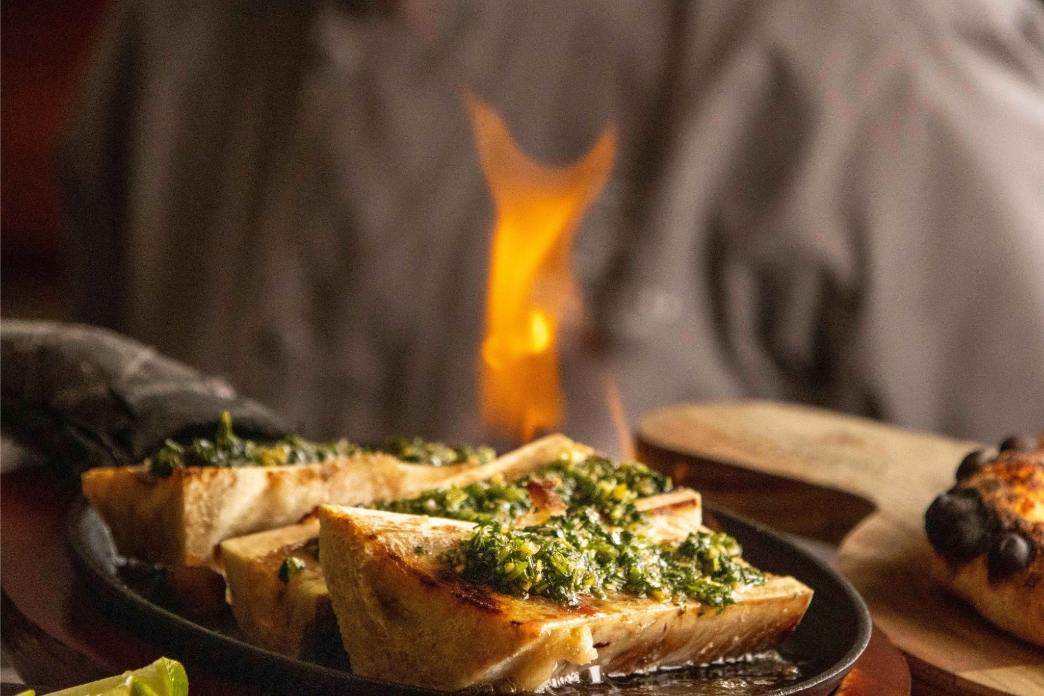 Tuétano al horno con cebollín flameado al ron Zacapa creacion del chef Mariano Codoñer en Terra Nostra Pizzería Gourmet Guatemala