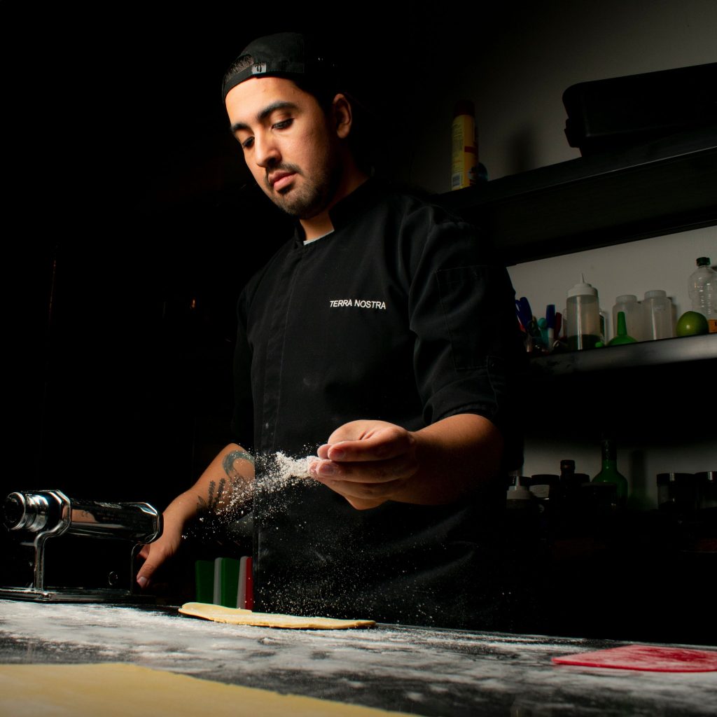 El chef de Terra Nostra pizzeria gourmet en Guatemala pasta artesanal