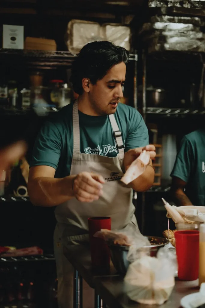 Chef Mariano Codoñer supervisando preparación de pizza en cocina Terra Nostra Guatemala