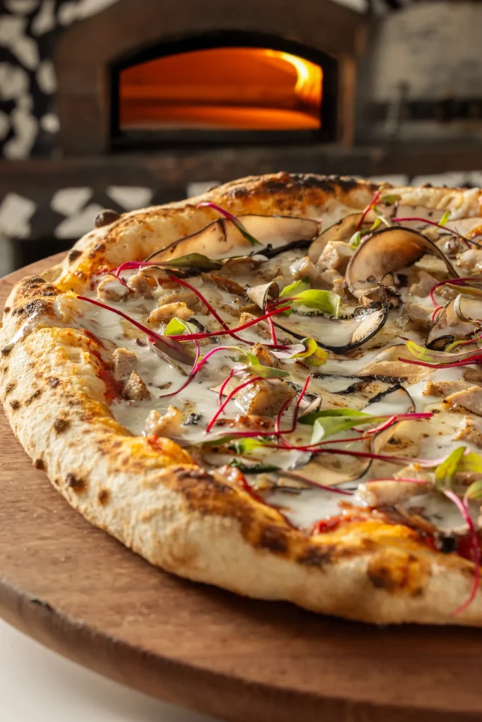 Pizza artesanal frente al horno en Terra Nostra, Zona 14 Guatemala